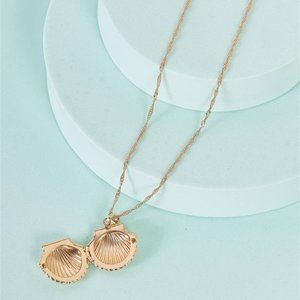 "Mermaid Treasure" Gold Shell Clasp Medallion Chain Necklace